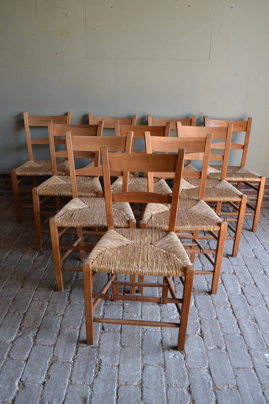 Set van 10 oude kerkstoelen