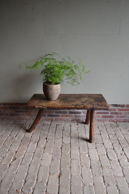 antieke kastanje houten salontafel met drie poten, antieke eiken slagerstafel, antieke bijzettafel, antieke plantentafel, antieke wandtafel.