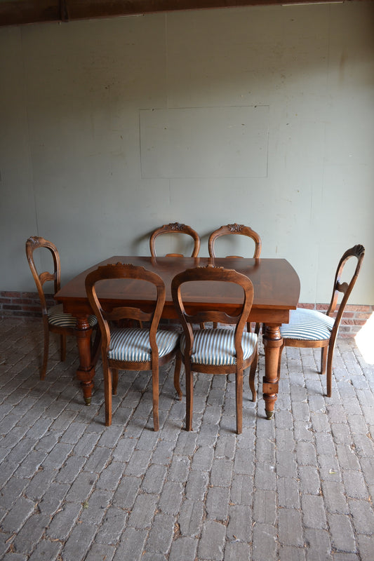 Antieke mahonie houten eettafel met zes stoelen