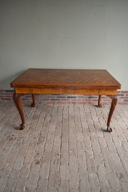Antieke eiken houten met noten houten eettafel met twee uitschuifbare bladen welke onder het tafelblad liggen, de tafel staat op vier klauwpoten. antieke vergadertafel, antieke wandtafel, antieke schrijftafel, antiek bureau, antiek buro.