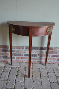 antieke haltafel, antieke halvemaan tafel, antieke mahonie tafel, antieke wandtafel, antieke plantentafel, antieke halfronde tafel op drie poten met twee laden.