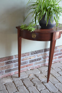 antieke haltafel, antieke halvemaan tafel, antieke mahonie tafel, antieke wandtafel, antieke plantentafel, antieke halfronde tafel op drie poten met twee laden.