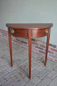 antieke haltafel, antieke halvemaan tafel, antieke mahonie tafel, antieke wandtafel, antieke plantentafel, antieke halfronde tafel op drie poten met twee laden.