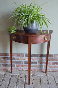 antieke haltafel, antieke halvemaan tafel, antieke mahonie tafel, antieke wandtafel, antieke plantentafel, antieke halfronde tafel op drie poten met twee laden.