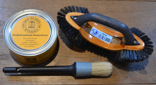 antieke kasten, antieke meubelen, onderhoudswas, den ouden steegh, boenwas, antiekwas, antiek meubelen, bijenwas, meubelborstel, borstel van varkenshaar.