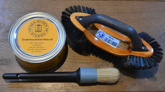 antieke kasten, antieke meubelen, onderhoudswas, den ouden steegh, boenwas, antiekwas, antiek meubelen, bijenwas, meubelborstel, borstel van varkenshaar.